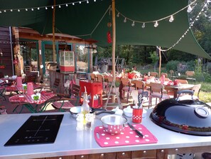 Daily buffet breakfast (EUR 8.5 per person)