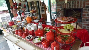 Un bufé de desayuno con diferentes alimentos y utensilios.
