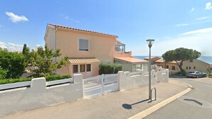 A residential street with houses, a white fence, and a lamp post. - Villa, all mod cons, enclosed with seaside view (Fleury)