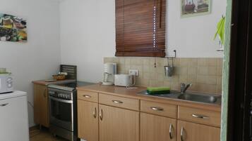 Een koelkast, een microgolfoven, een oven, een waterkoker