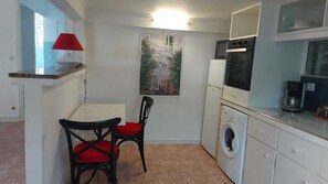 Réfrigérateur, four à micro-ondes, un four, surface de cuisson