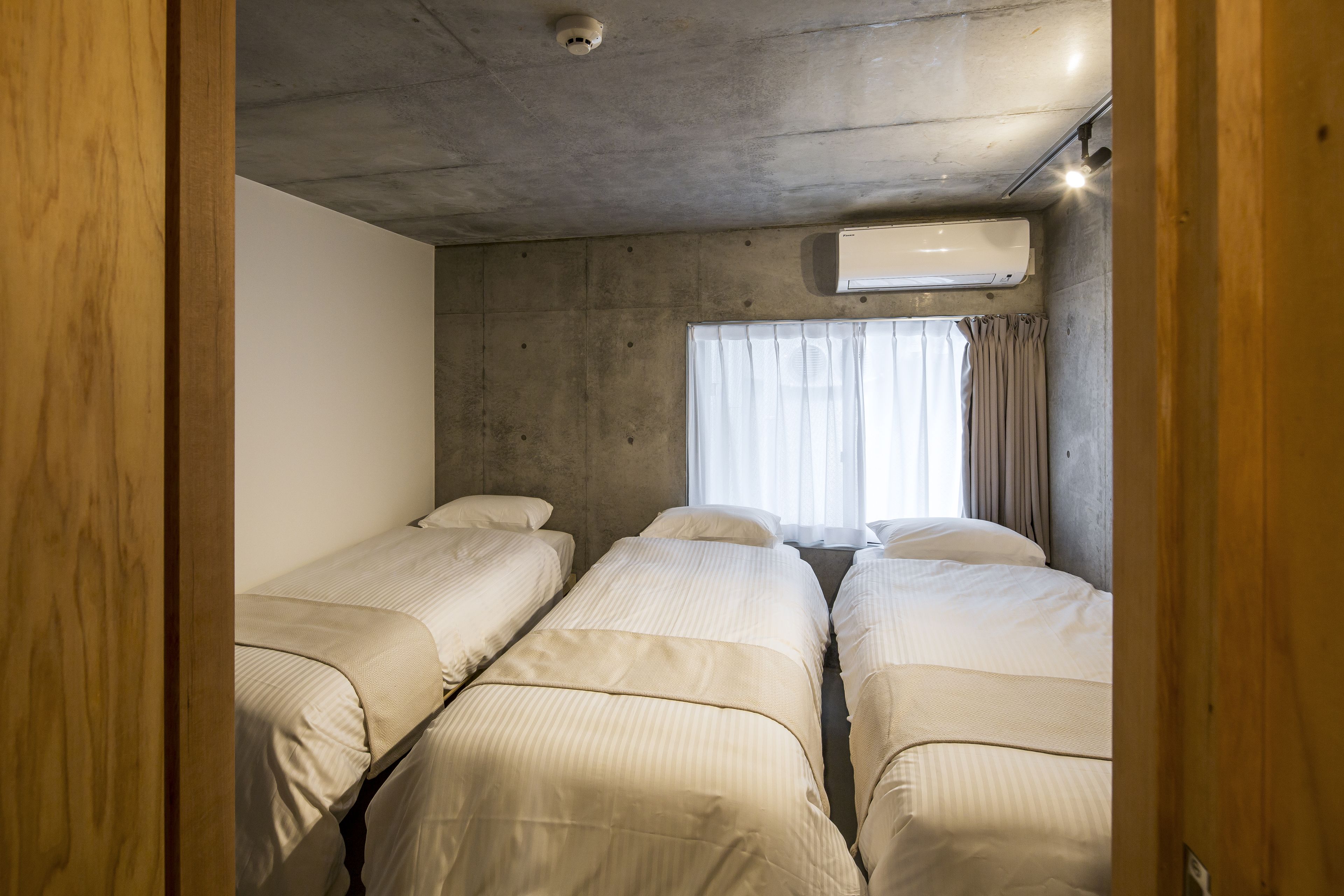 standard room for 5 people | desk, laptop workspace, iron/ironing board, free wifi