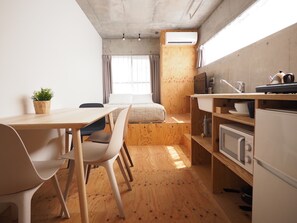 Escritorio y espacio para trabajar con laptop