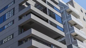 Een meerlaags gebouw met een modern architectuurontwerp, met balkons en grote ramen.