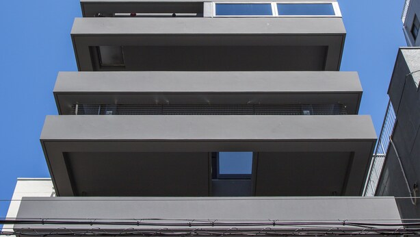 A modern multi-story building with a series of balconies and windows. - Smi:re Stay Oshiage (Tokyo)