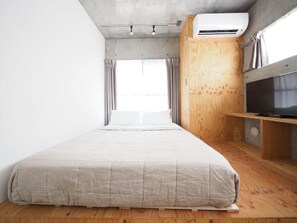 Desk, laptop workspace, iron/ironing board, free WiFi - Smi:re Stay Oshiage (Tokyo)