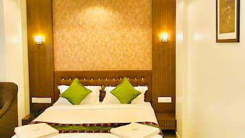 Executive Double Room, 1 Queen Bed | Desk, iron/ironing board, free WiFi, bed sheets
