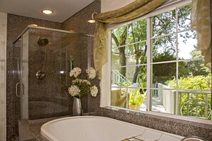 Dusche, Whirlpool, Haartrockner, Handtücher