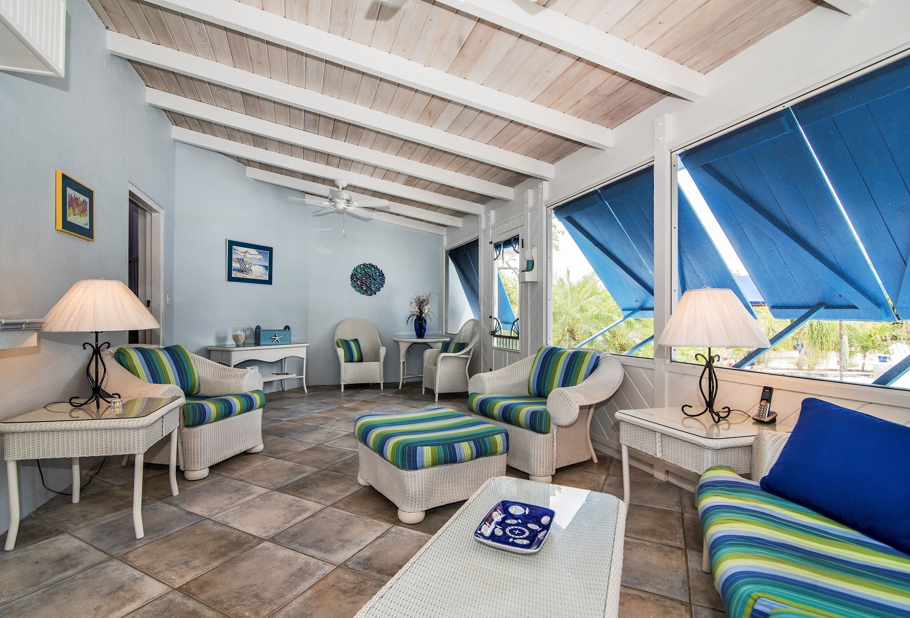 Televisión, reproductor de DVD y estéreo 