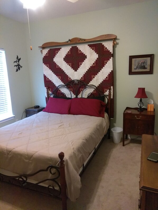 3 habitaciones, tabla de planchar con plancha y cuna de viaje 