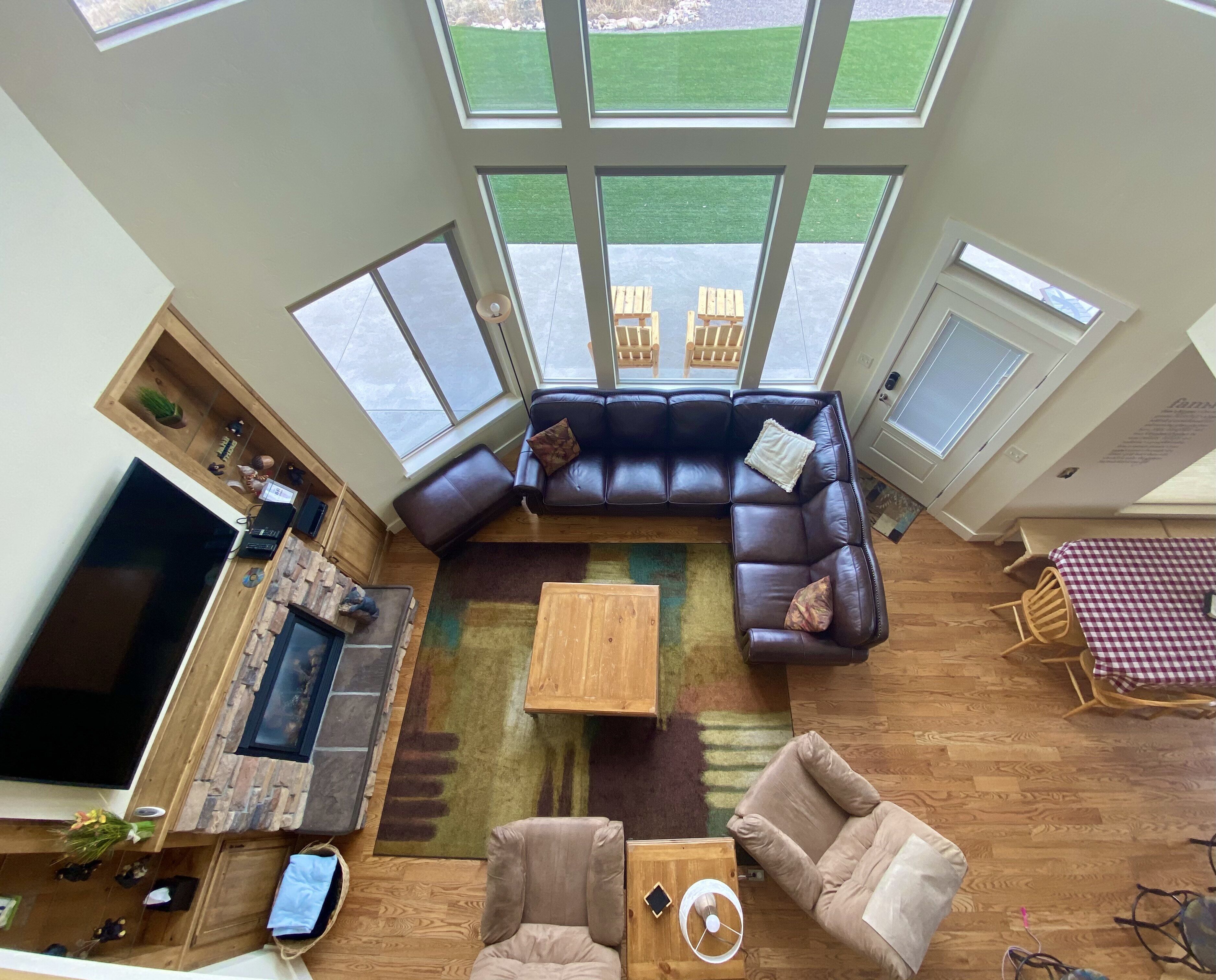 Een smart-tv, een open haard, een dvd-speler en tafelvoetbal