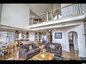 Älytelevisio, takka, DVD-soitin, pöytäjalkapallopöytä