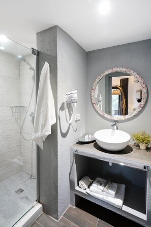 Family Room | Bathroom | Shower, free toiletries