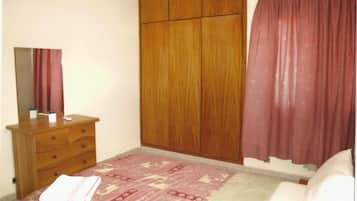 Leilighet – comfort, bassengutsikt | Blendingsgardiner, strykejern/-brett, wi-fi (inkludert) og sengetøy