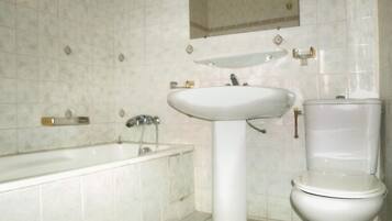 Dype avslapningsbadekar og håndklær