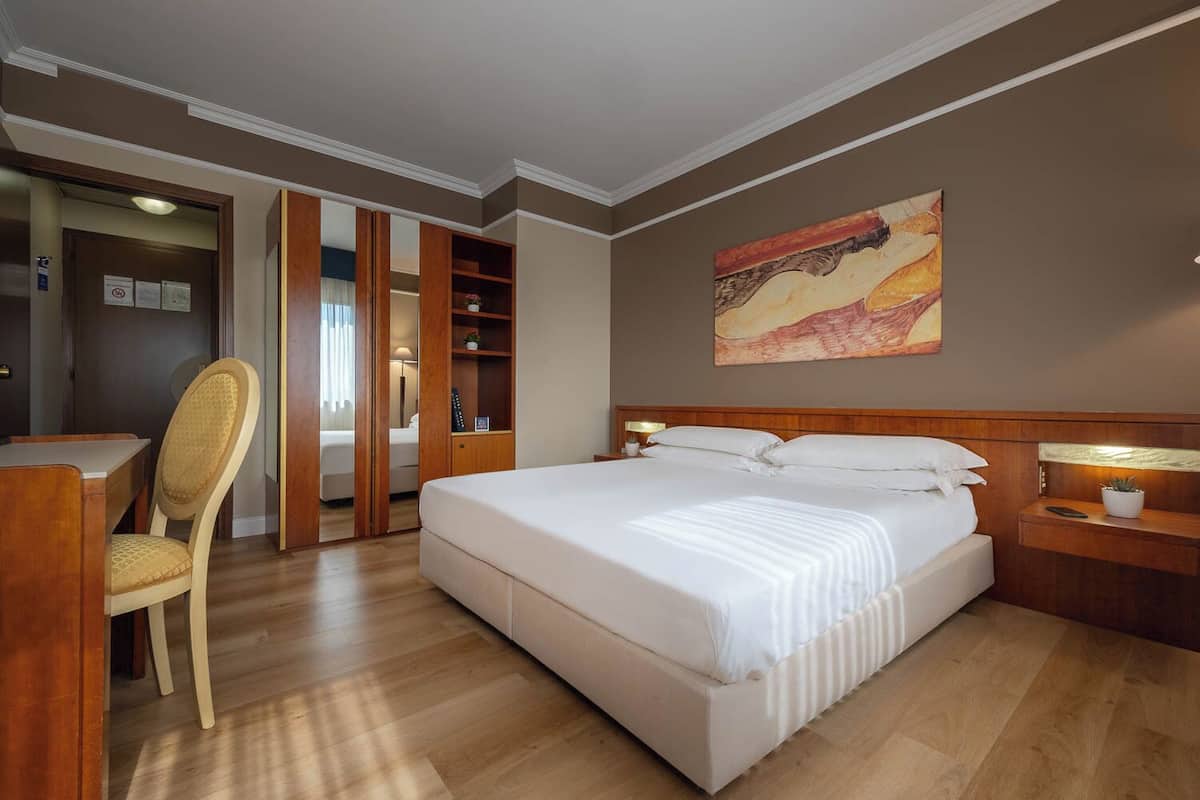 Minibar, caja de seguridad en la habitación y escritorio