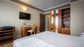 Habitación clásica con 1 cama doble o 2 individuales | Caja fuerte, escritorio, sistema de insonorización