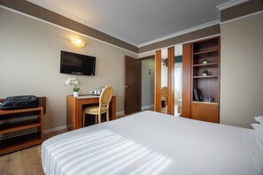 Klassieke kamer, 1 twee- of 2 eenpersoonsbedden | Een kluis op de kamer, een bureau, geluiddichte muren