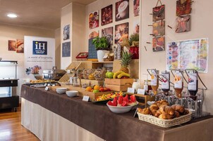 Se ofrece un desayuno bufé (12 EUR por persona)