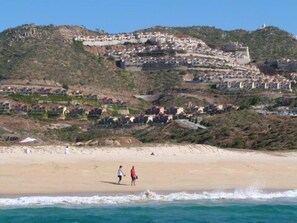 Una spiaggia nelle vicinanze, teli da spiaggia