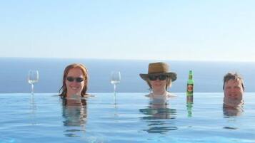 Una piscina al aire libre, una piscina con borde infinito