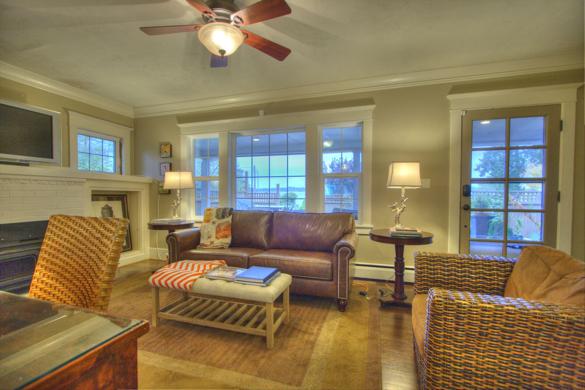 TV connectée, cheminée, livres, médiathèque