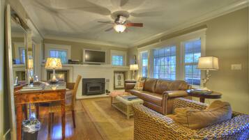 智能電視、壁爐、書籍、音樂庫