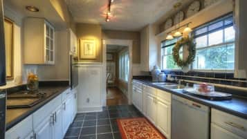 冰箱、微波炉、烤箱、炉灶