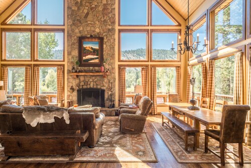 Fabulous Scenic Mountain Home - Sleeps 10!  