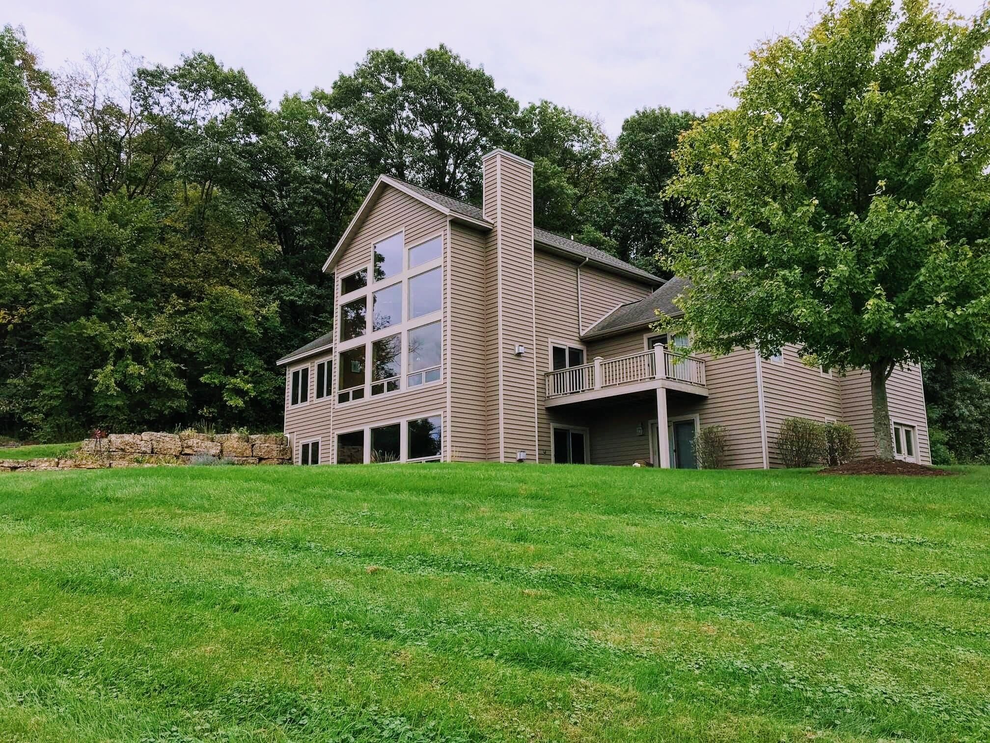 Huge Luxury Home, Panoramic Views from wall of windows, Hot Tub, Fire Pit. 