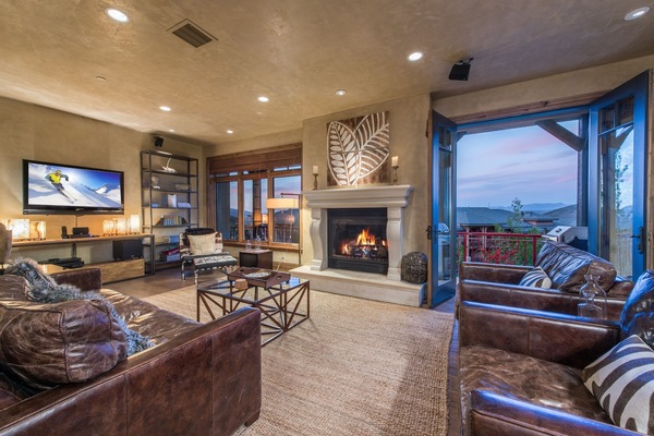 Living room area w/HD screen TV