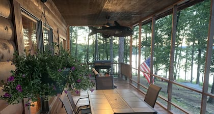 Get away from EVERYTHING! Secluded from the world. 300ft Water Front Log Cabin.