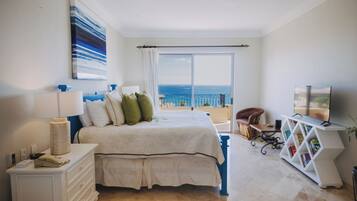 Een kluis op de kamer, een bureau, een strijkplank/strijkijzer