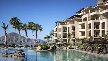 Una piscina al aire libre, una piscina climatizada