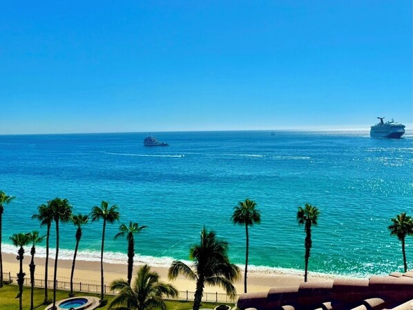 En la playa, camastros y toallas de playa 