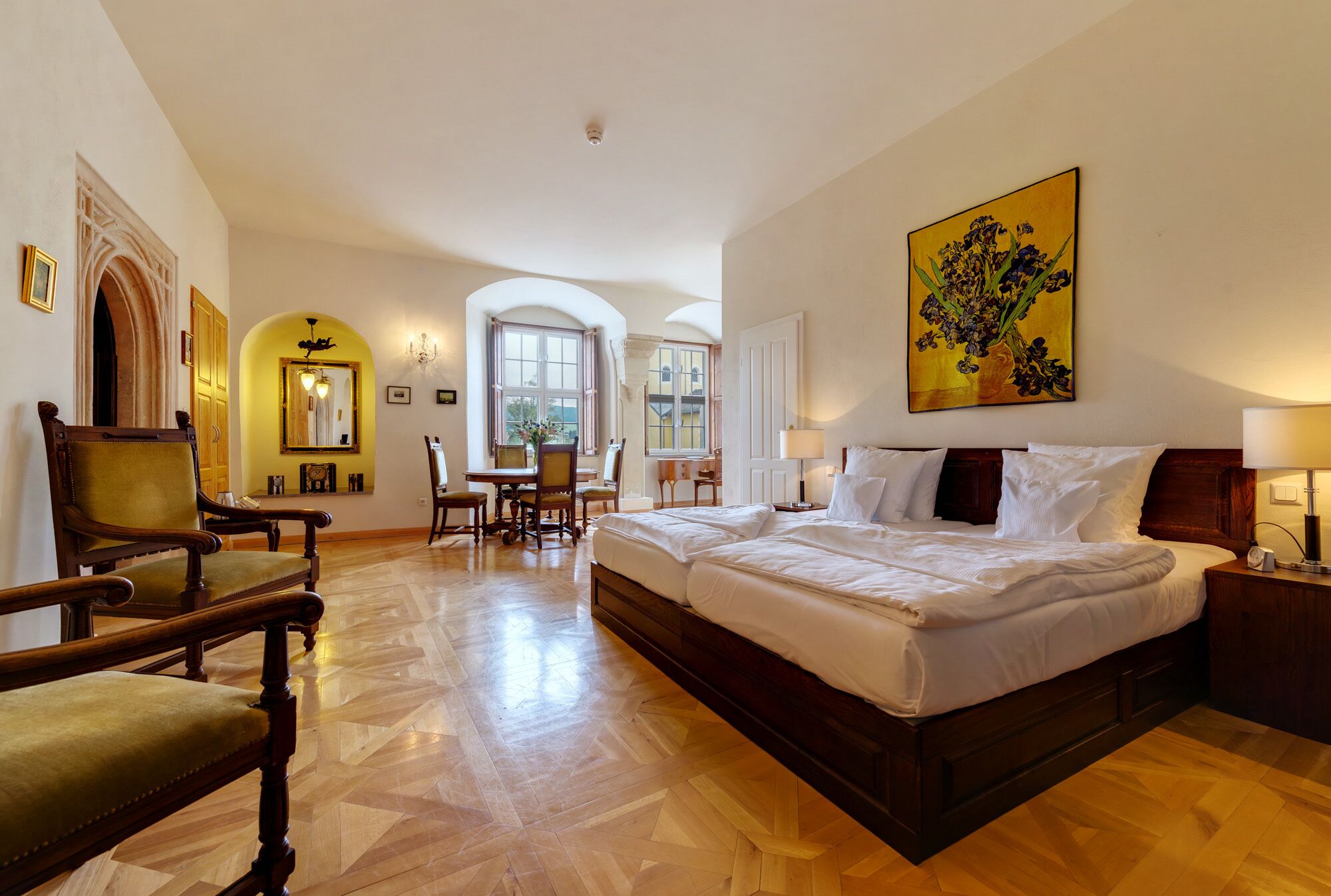 Phòng Suite Presidential | Bộ đồ giường kháng dị ứng, két bảo mật tại phòng, trang trí khác biệt 