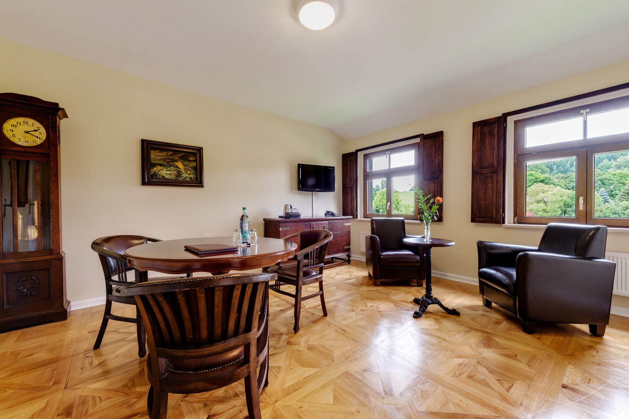 suite | living area | flat-screen tv