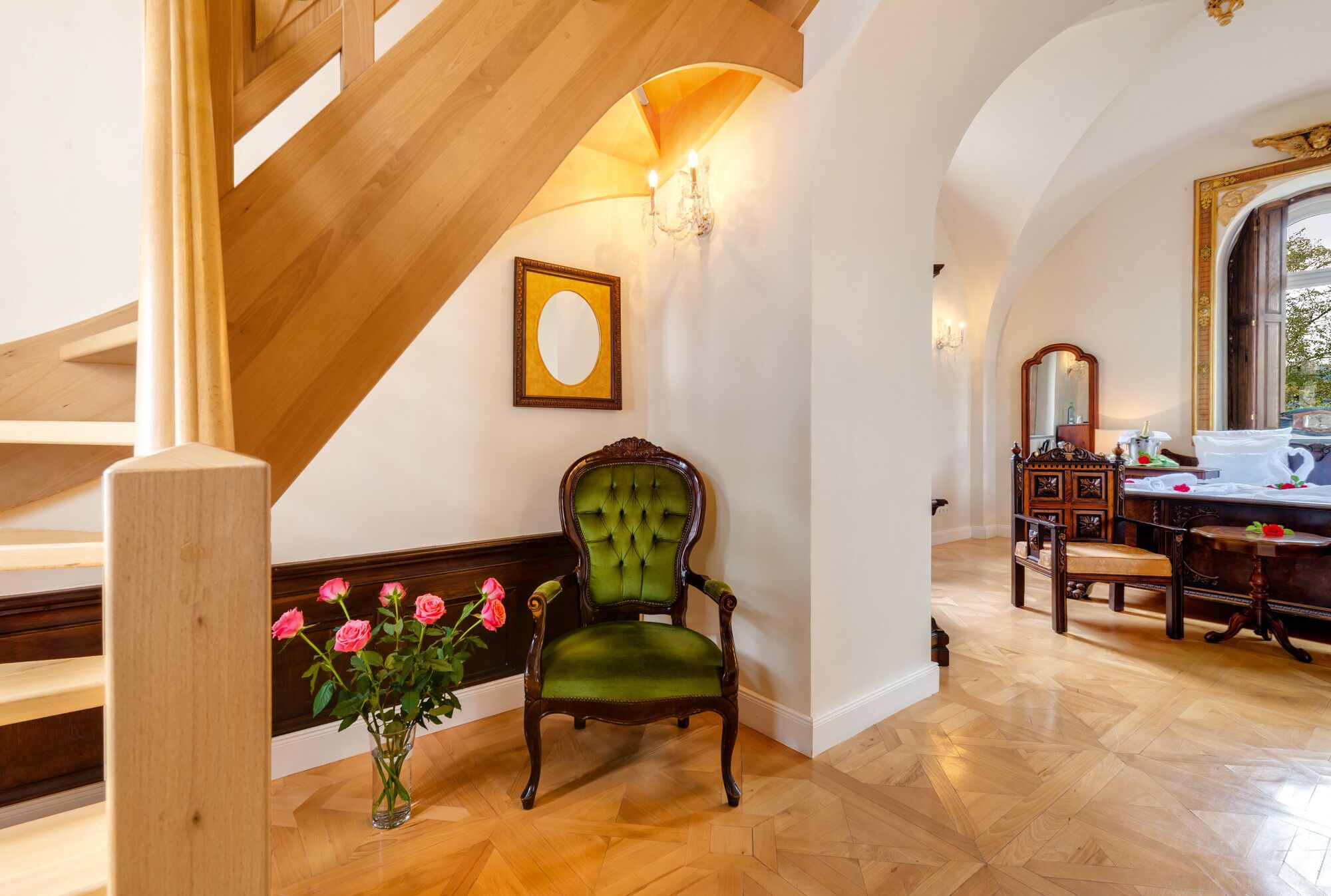 honeymoon suite | living area | flat-screen tv