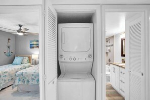 Een bad/douchecombinatie, milieuvriendelijke toiletartikelen