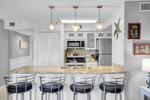 Kylskåp, mikrovågsugn, ugn och spishäll