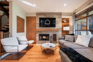 Flachbildfernseher, Kamin, Stereoanlage