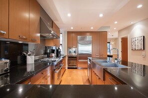 Frigorífic, microones, forn i placa de cuina 