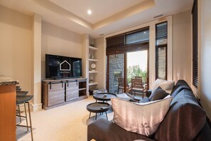 Flachbildfernseher, Kamin, Stereoanlage