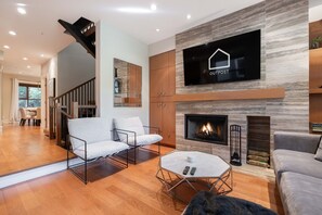 Flat-screen TV, fireplace, stereo