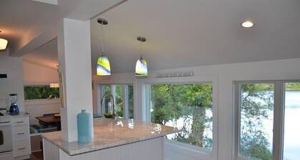 ⭐️ NÄYTTÄVÄ WATERFRONT ⭐️Pet ystävällinen 3BDRM / 2BTH * FIREPIT * KAYAKS * kaasun takka *