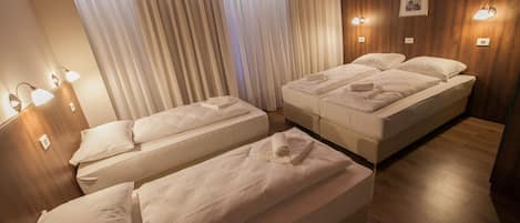 Chambre quadruple | Bureau, systĂšme dâinsonorisation, lit de bĂ©bĂ© (supplĂ©ment)