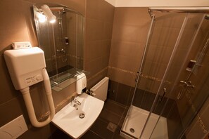 تجهيزات دش، مستلزمات مجانية للعناية الشخصية، مجففات شعر، مناشف