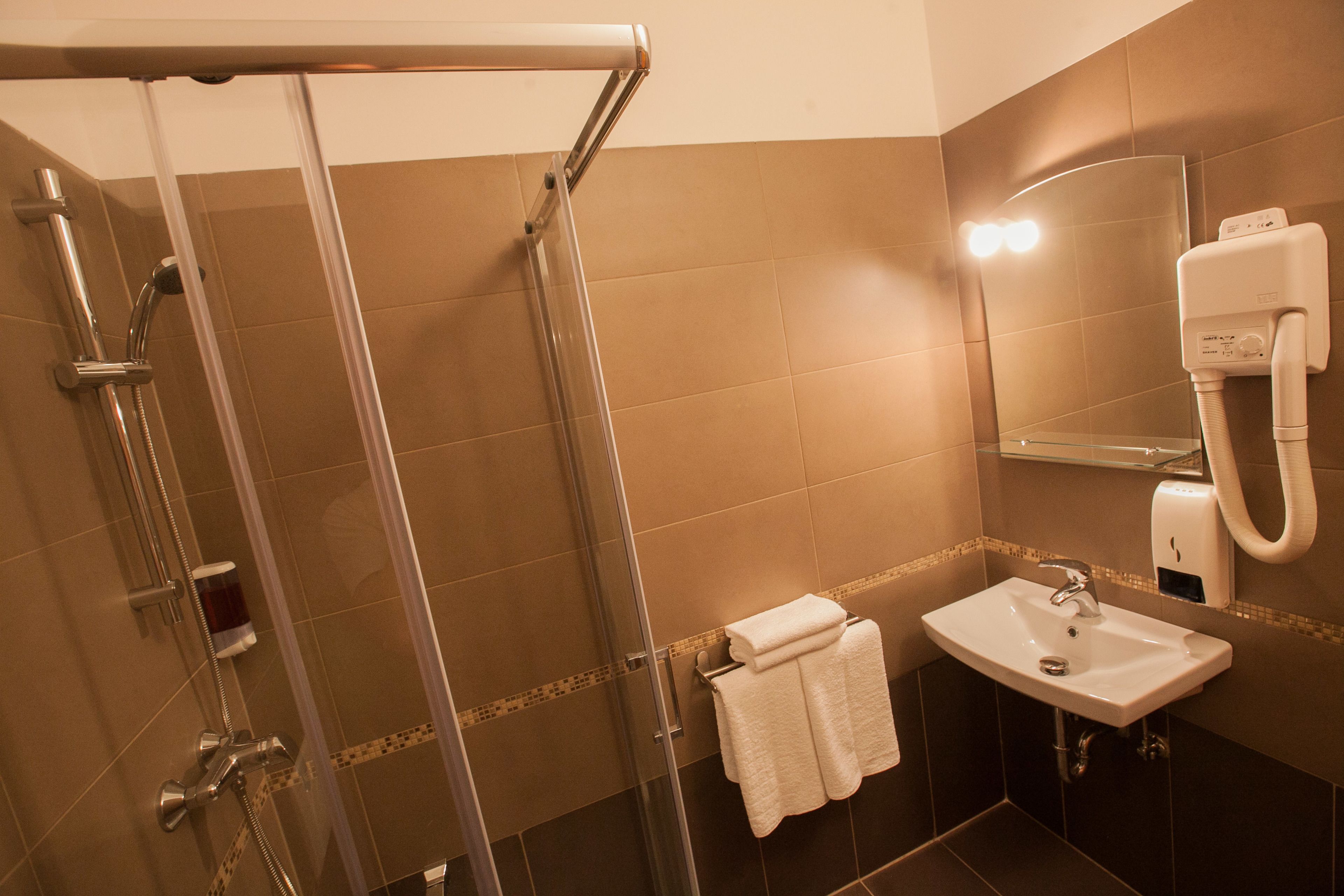 quadruple room | bathroom | shower, free toiletries, hair dryer, towels