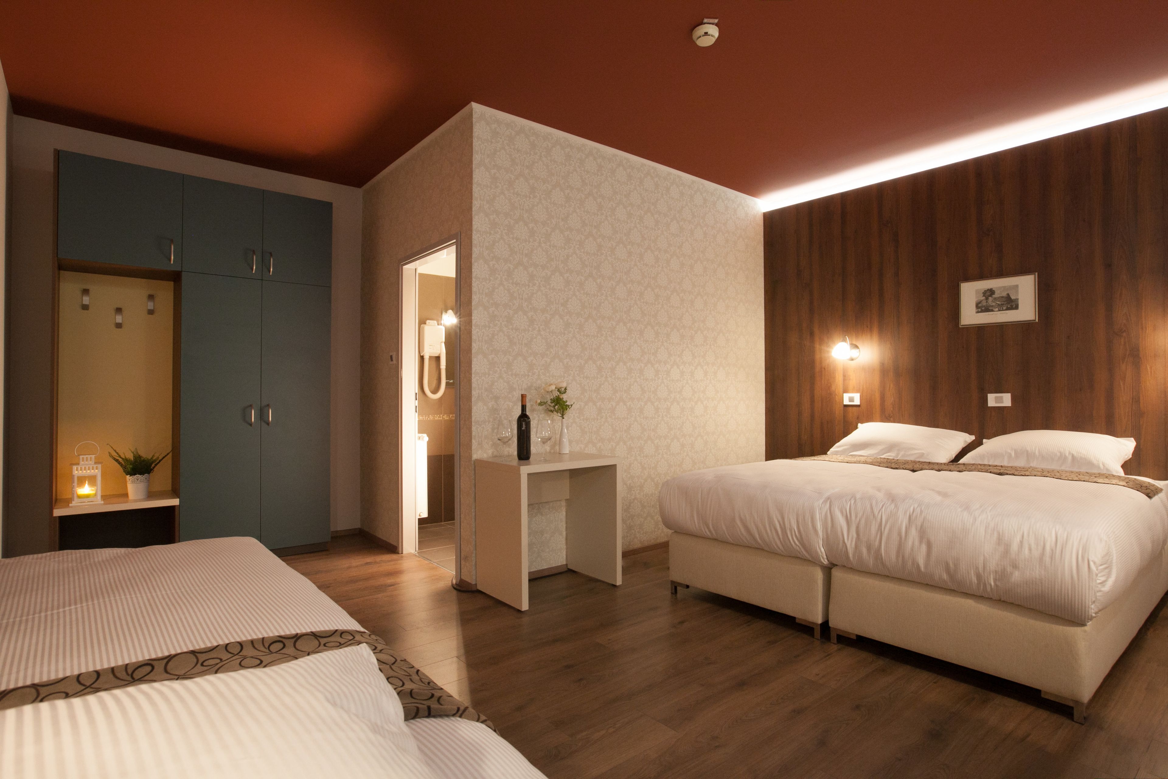 desk, soundproofing, cots/infant beds, free wifi