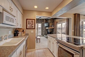 Jääkaappi, mikroaaltouuni, uuni, liesi